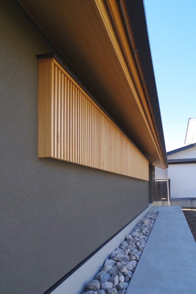 アプローチ (MUKURI　むくり屋根の木造平屋住宅)