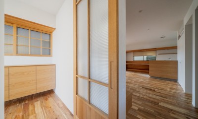 Re-NGR　木造住宅のフルリノベーション (玄関からLDKへ)
