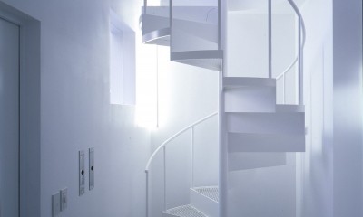 多摩川の2世帯住宅 (階段室)