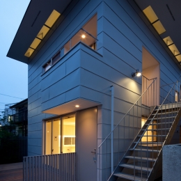 「桜上水の家」トンガリ屋根の木造３階建て住宅 (外観夜景)