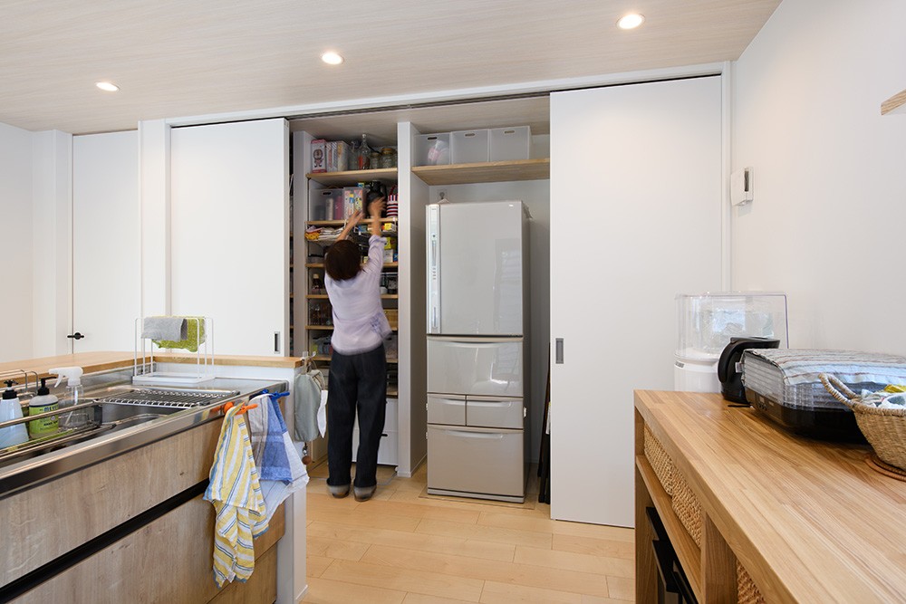 キッチン事例：パントリーのように使える収納棚（グリーンと暮らすライフスタイル　～長久手市の家～）