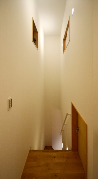 １階から２階への階段 (ひかりの木の家〜１階から５階まで？ひとつながりの木造２階建ての家〜)