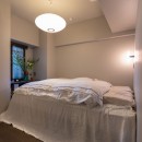 家具とイエ、両方が引き立つ家づくりの写真 寝室の床にはA邸唯一のフローリングを採用。バブルランプの優美なシルエットがまるでホテルのようなベッドルームを演出。