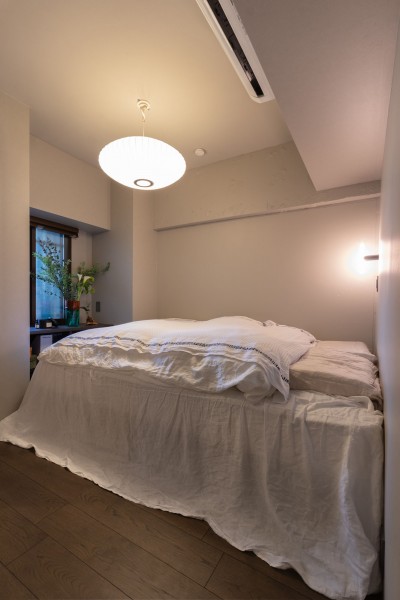 寝室の床にはA邸唯一のフローリングを採用。バブルランプの優美なシルエットがまるでホテルのようなベッドルームを演出。 (家具とイエ、両方が引き立つ家づくり)