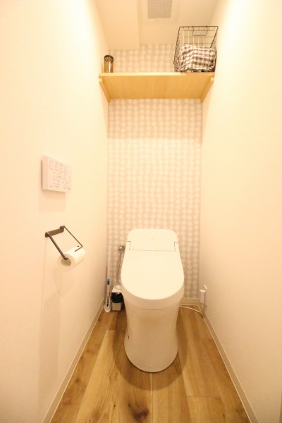 温かみのあるトイレ (60㎡に3LDK＋W.I.C.を叶えたリノベーション)