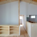 小路につながる家：子育て世代のシンプルで機能的で自然素材のやさしい家の写真 LDK