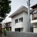 「桜上水の家」トンガリ屋根の木造３階建て住宅の写真 外観