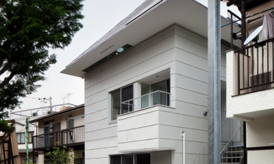 「桜上水の家」トンガリ屋根の木造３階建て住宅 (外観)