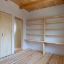 小路につながる家：子育て世代のシンプルで機能的で自然素材のやさしい家の写真 寝室