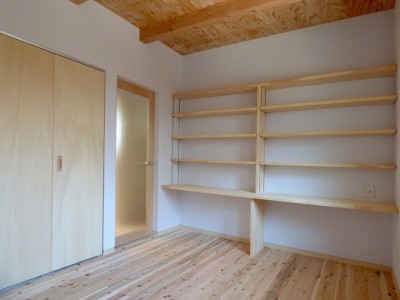寝室 (小路につながる家：子育て世代のシンプルで機能的で自然素材のやさしい家)