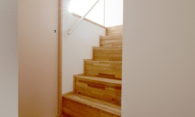 ２階スキップフロアの階段｜ひかりの木の家〜１階から５階まで？ひとつながりの木造２階建ての家〜