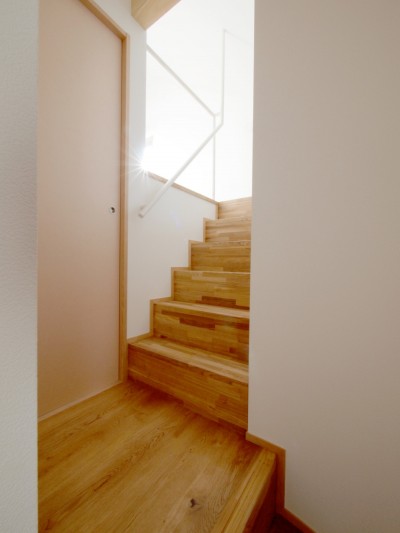 ２階スキップフロアの階段 (ひかりの木の家〜１階から５階まで？ひとつながりの木造２階建ての家〜)