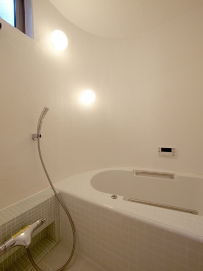 レトロモダンな浴室 (ひかりの木の家〜１階から５階まで？ひとつながりの木造２階建ての家〜)