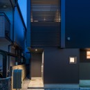 Cube-77「コンパクトな都市型住宅」の写真 玄関アプローチ（夜景）