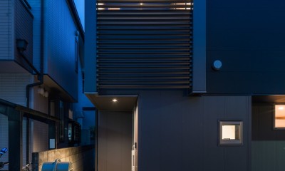 玄関アプローチ（夜景）｜Cube-77「コンパクトな都市型住宅」