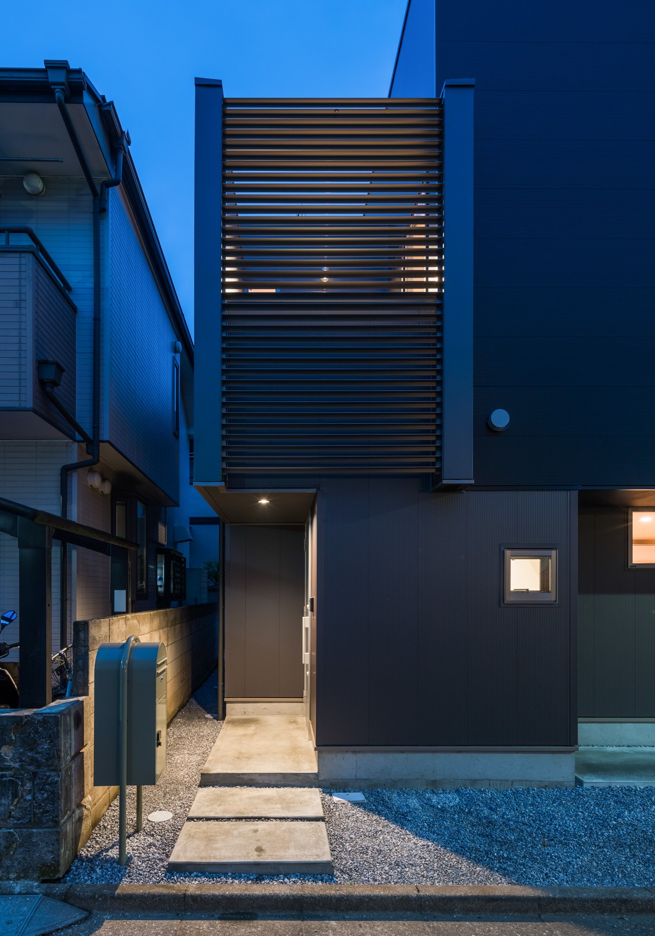 外観事例：玄関アプローチ（夜景）（Cube-77「コンパクトな都市型住宅」）