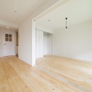 『無垢パインの床材』で明るく気持ちいいお家の写真 洋室