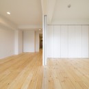 『無垢パインの床材』で明るく気持ちいいお家の写真 リビング＋洋室