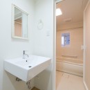 『無垢パインの床材』で明るく気持ちいいお家の写真 洗面台＋浴室