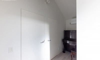 建物探訪で放送　ミニマルデザインの家 (ピアノ室)
