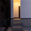 建物探訪で放送　ミニマルデザインの家の写真 玄関アプローチ