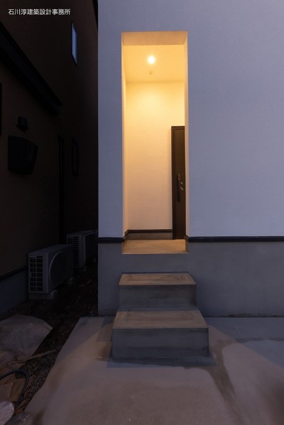 玄関アプローチ (建物探訪で放送　ミニマルデザインの家)