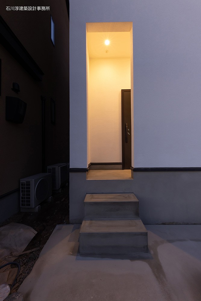 玄関事例：玄関アプローチ（建物探訪で放送　ミニマルデザインの家）