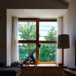 夏の窓辺と借景の緑 (木々と木の窓の家)