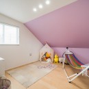 蓮田の家～大きな吹き抜けのある開放感～平屋をイメージしたすまい～の写真 子供部屋　屋根勾配がそのまま室内の天井になっているロフト風の空間です。アクセントの壁紙(ピンク)はお子さん自身で選定しました。