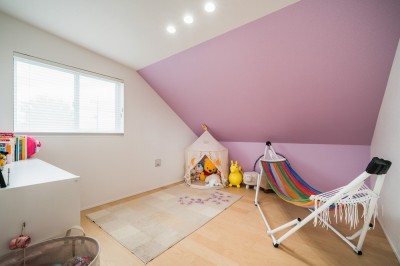 子供部屋　屋根勾配がそのまま室内の天井になっているロフト風の空間です。アクセントの壁紙(ピンク)はお子さん自身で選定しました。 (蓮田の家～大きな吹き抜けのある開放感～平屋をイメージしたすまい～)