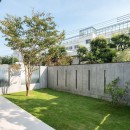 成城の家～中庭の緑を楽しむリビングダイニング～モダンな二世帯住宅～の写真 テラス