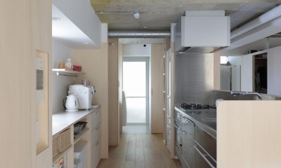 登美ヶ丘のマンションリフォーム／ありのままの質感を活かした風通しの良い家 (キッチン)