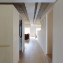 登美ヶ丘のマンションリフォーム／ありのままの質感を活かした風通しの良い家の写真 廊下