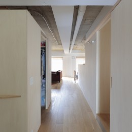 登美ヶ丘のマンションリフォーム／ありのままの質感を活かした風通しの良い家 (廊下)