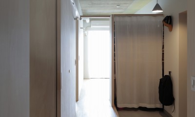 登美ヶ丘のマンションリフォーム／ありのままの質感を活かした風通しの良い家 (廊下)