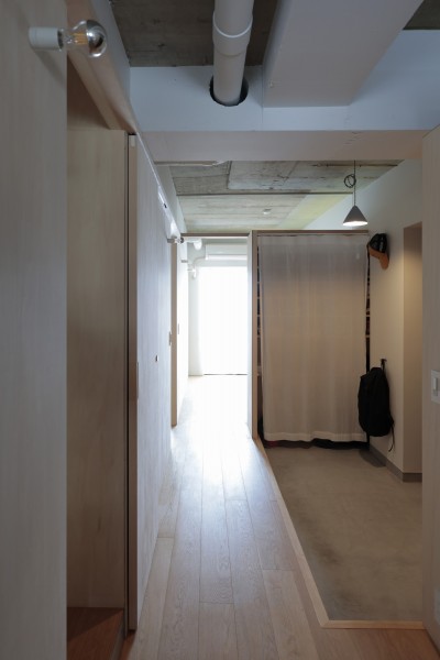 廊下 (登美ヶ丘のマンションリフォーム／ありのままの質感を活かした風通しの良い家)