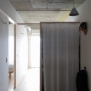 登美ヶ丘のマンションリフォーム／ありのままの質感を活かした風通しの良い家の写真 玄関