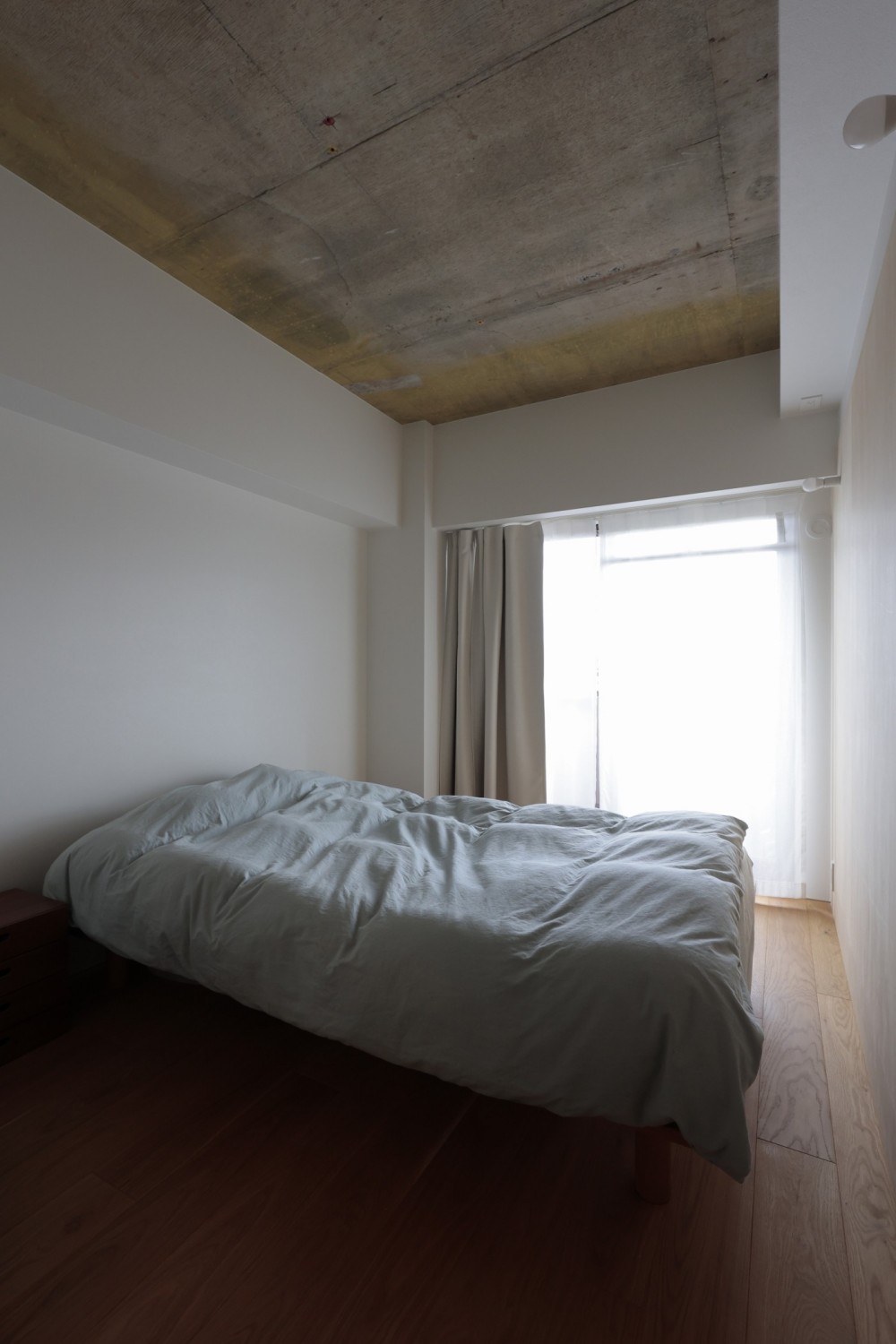 登美ヶ丘のマンションリフォーム／ありのままの質感を活かした風通しの良い家 (寝室)