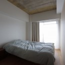 登美ヶ丘のマンションリフォーム／ありのままの質感を活かした風通しの良い家の写真 寝室