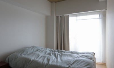 登美ヶ丘のマンションリフォーム／ありのままの質感を活かした風通しの良い家 (寝室)