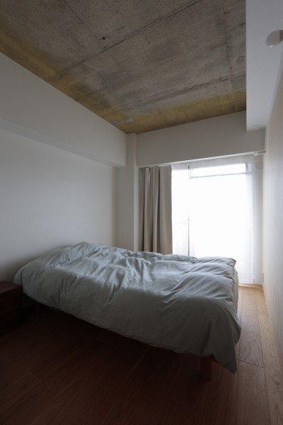 寝室 (登美ヶ丘のマンションリフォーム／ありのままの質感を活かした風通しの良い家)