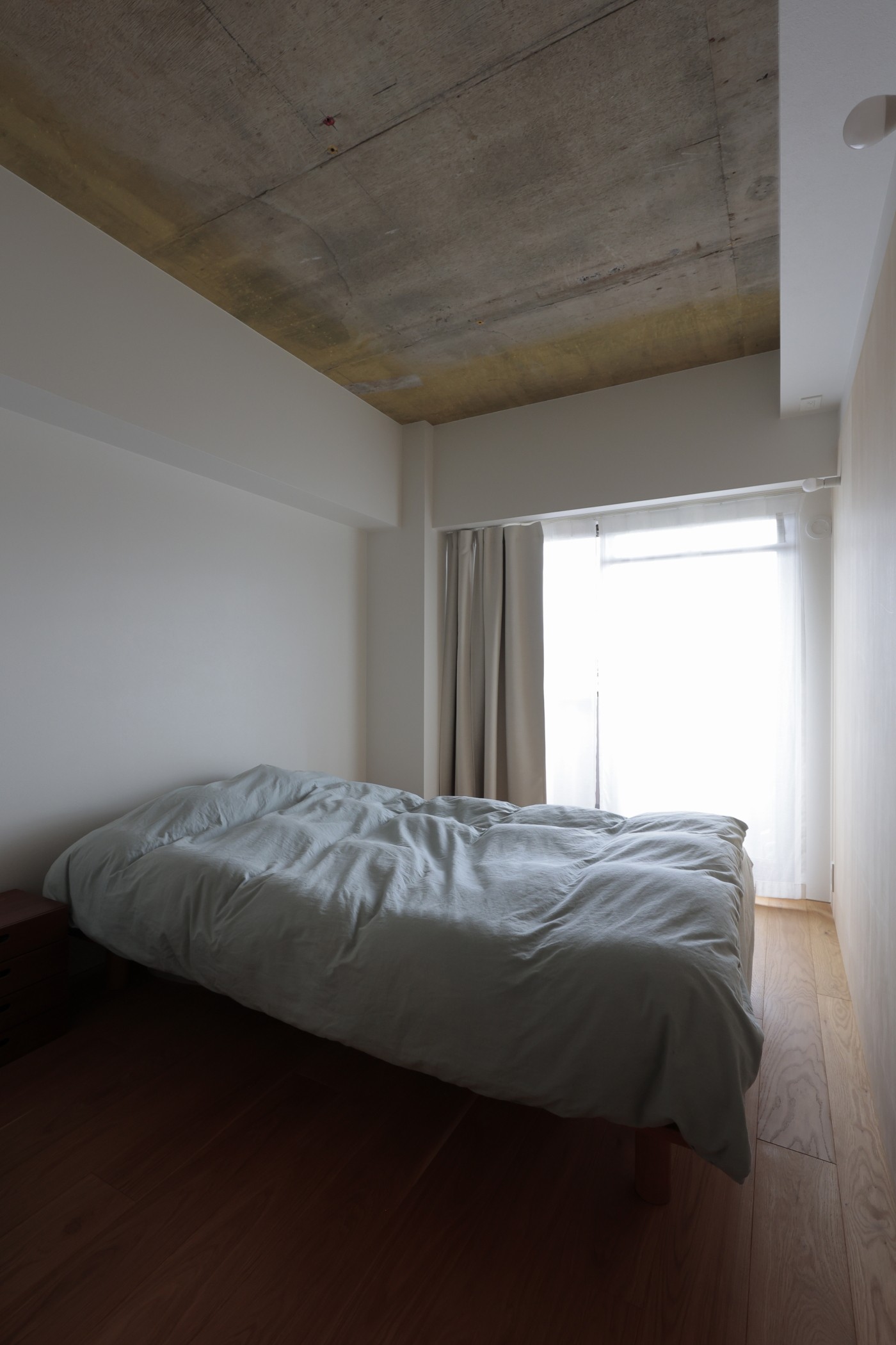 ベッドルーム事例：寝室（登美ヶ丘のマンションリフォーム／ありのままの質感を活かした風通しの良い家）