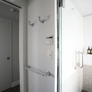 N邸の写真 バスルーム横に便利なフック&タオルハンガー