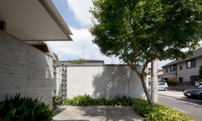 「H Residence」緑豊かな庭に囲まれたRC造の邸宅 (エントランスポーチ)