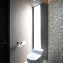「サンルームと吹抜のある家」－古城のように－の写真 ２階トイレ