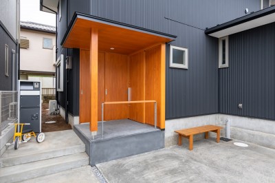 玄関ポーチ (流山の家　～大型パネル工法による高性能住宅～)