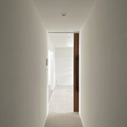 グレー床のミニマルな空間 (廊下)