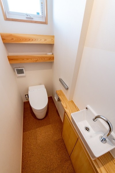 トイレ (流山の家　～大型パネル工法による高性能住宅～)