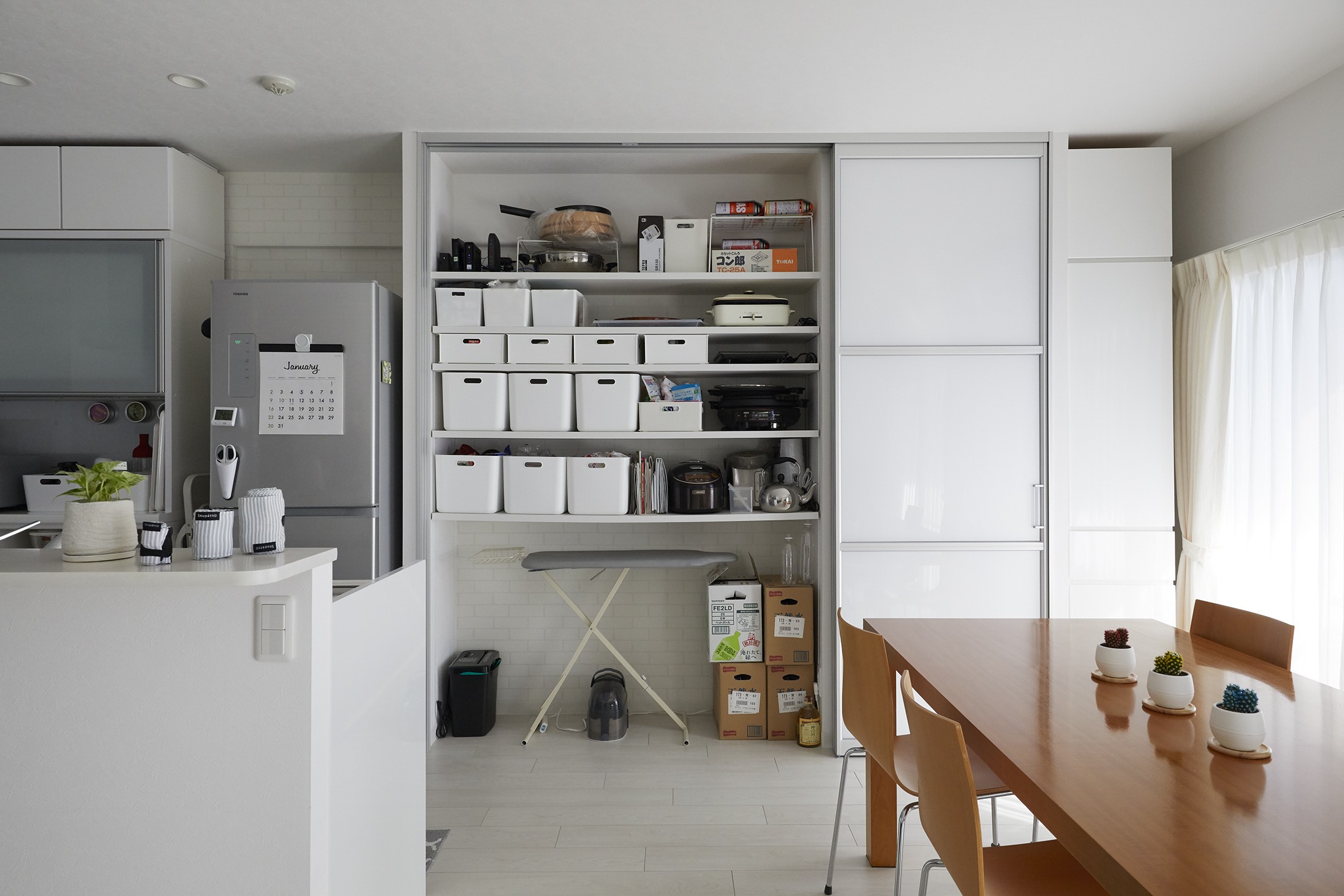 キッチン事例：背面収納（ホワイトが基調の明るくすっきりとした住まい）