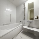 ホワイトが基調の明るくすっきりとした住まいの写真 浴室